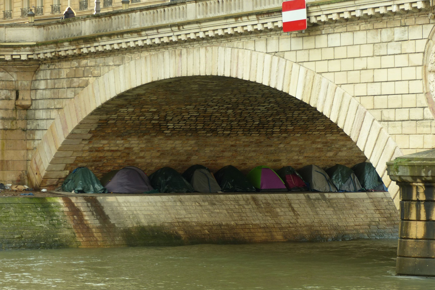 Campement de personnes sans abri   Source : By FreCha - Own work, CC BY-SA 4.0, Wikimedia Sans-abrisme à Bruxelles : comprendre les causes d’une crise qui s’intensifie