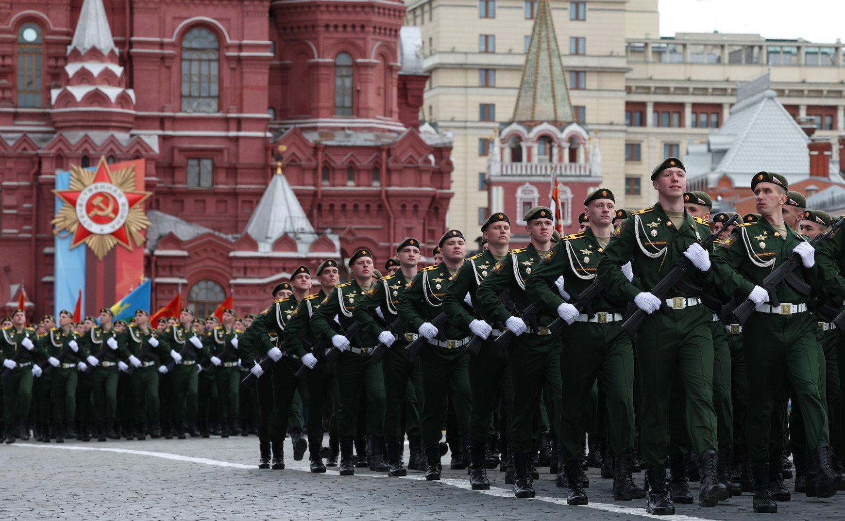 Des soldats russes participent au défilé du Jour de la Victoire sur la place Rouge, à Moscou, le 9 mai 2026. © Kremlin.ru via Wikimedia Commons Aujourd'hui en Europe - 11 mai 2026