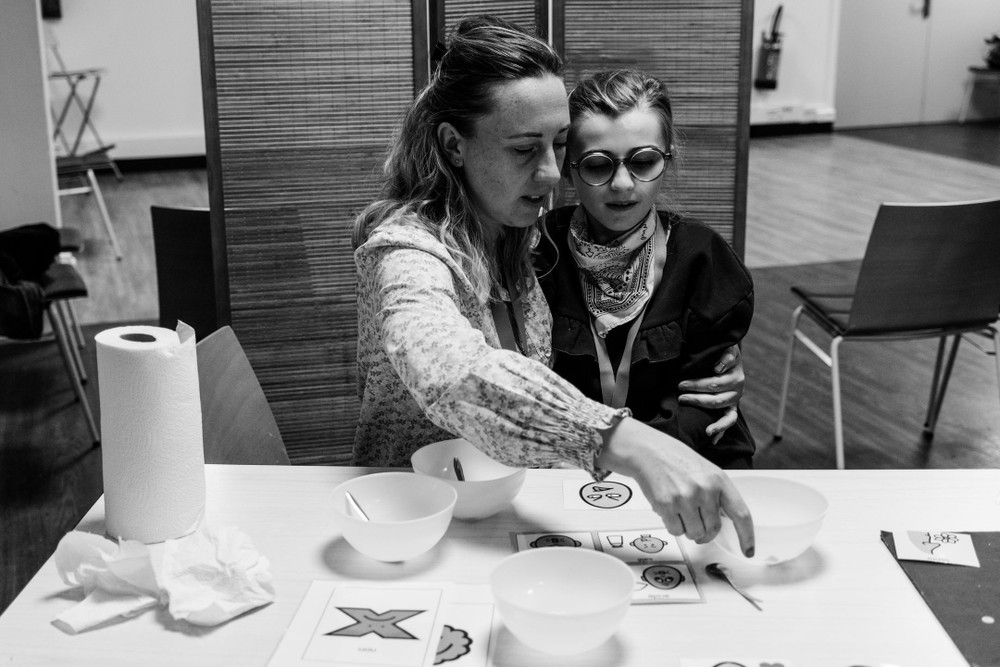 Inna et sa maman utilisent des pictogrammes