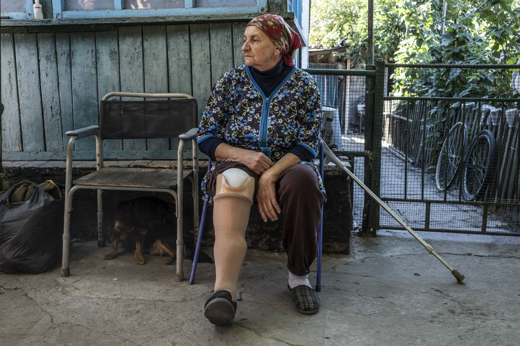Tatiana, 67 ans, a dû être amputée du bas de sa jambe droite après avoir marché, le 4 juin 2024, sur une mine antipersonnel. Kamianka, Ukraine. Source : Virginie Nguyen Virginie Nguyen Hoang - L’Ukraine face au fléau des mines