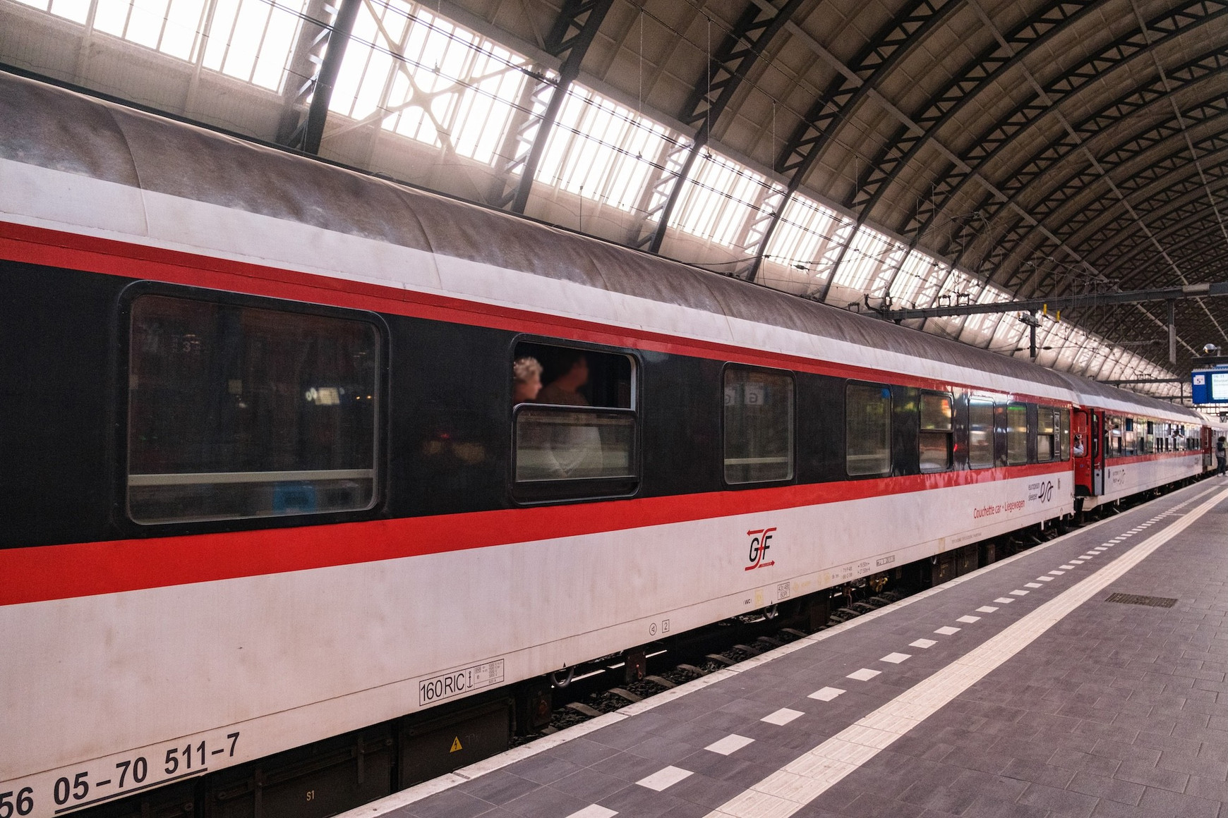 Un train de nuit d’European Sleeper à son arrivée à la gare centrale d’Amsterdam. Source : Bvcmz248.5, CC0, via Wikimedia Commons Les trains de nuit relancés sur les rails européens