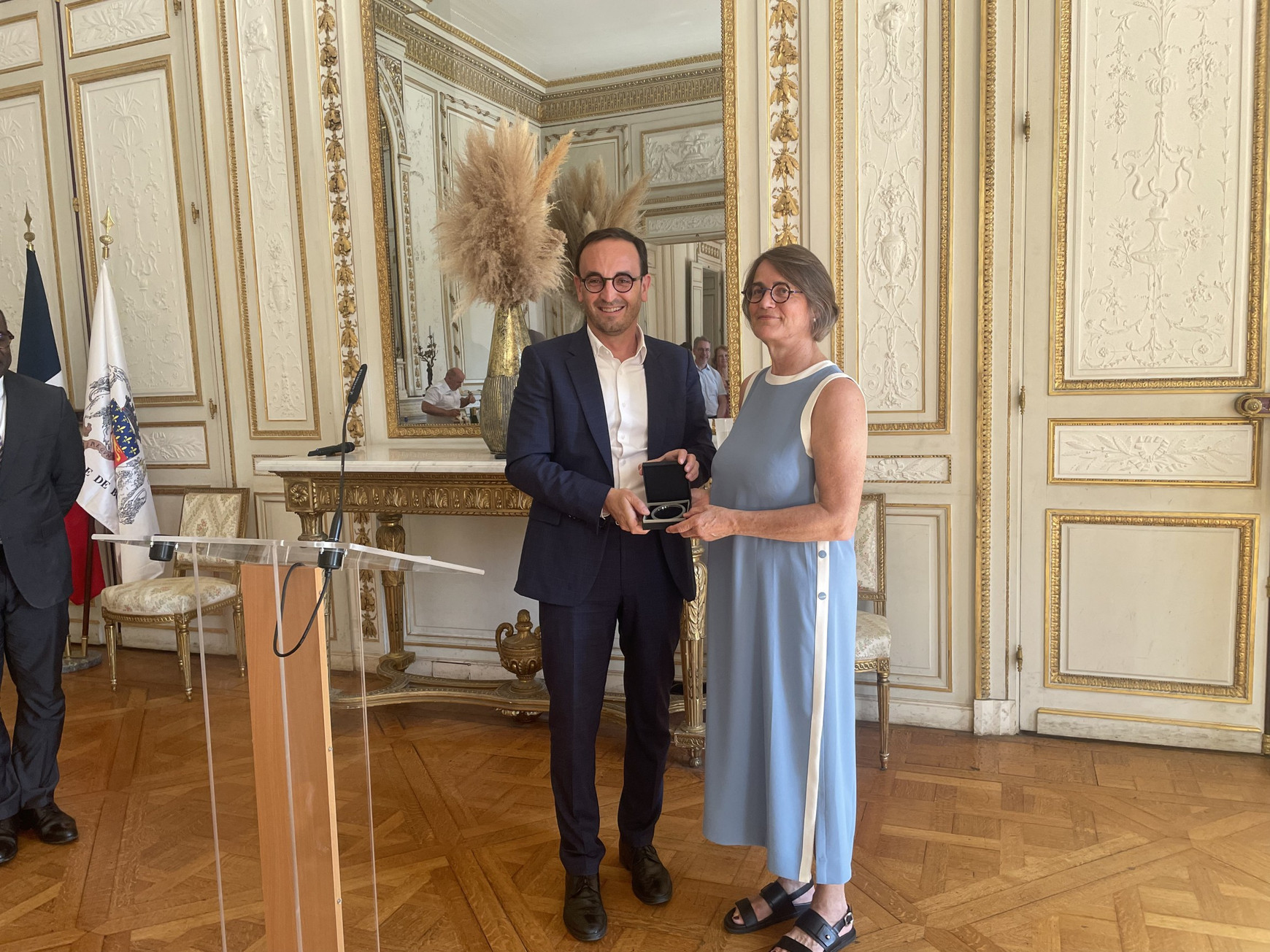 Thomas Cazenave et Stefanie Zeidler © Camille Buonanno. La Consule générale d'Allemagne à Bordeaux décorée par la mairie