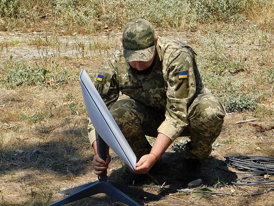 Un soldat des Forces de soutien de l'Ukraine en train d'installer un terminal Starlink. © Creative Commons Aujourd'hui en Europe - 15 octobre 2026