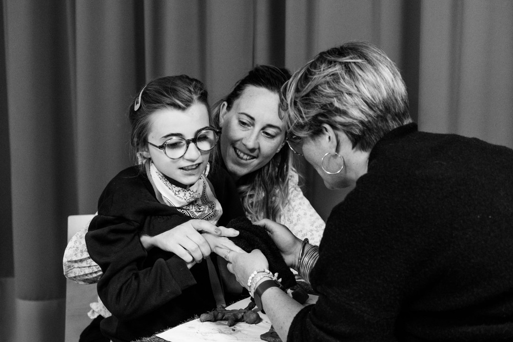 Inna et sa maman participent à un parcours sensoriel