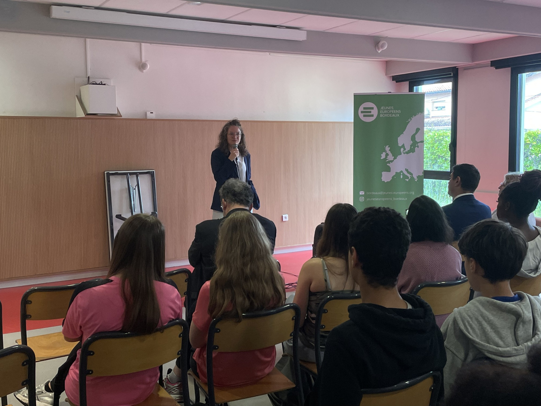 Marie Toussaint devant les élèves gagnants © Camille Buonanno. Un collège et un lycée de Pessac récompensés par le concours scolaire du Mouvement Européen