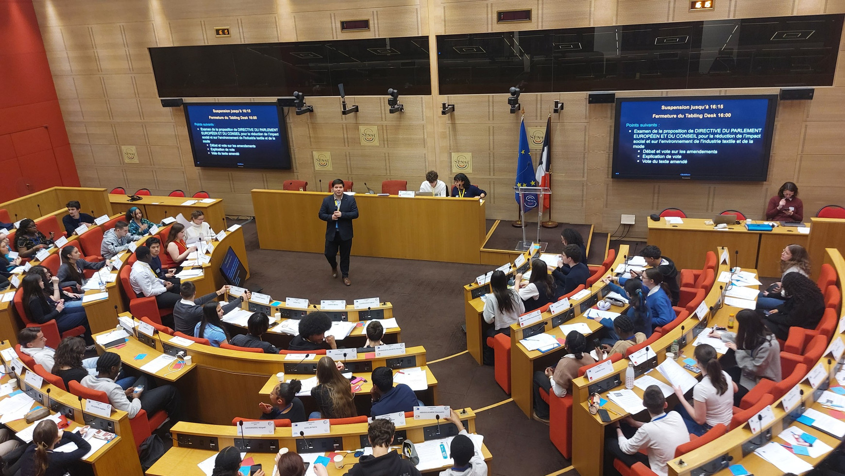 Pauline Lück Au Sénat, des lycéens du Val-de-Marne simulent une séance du Parlement européen
