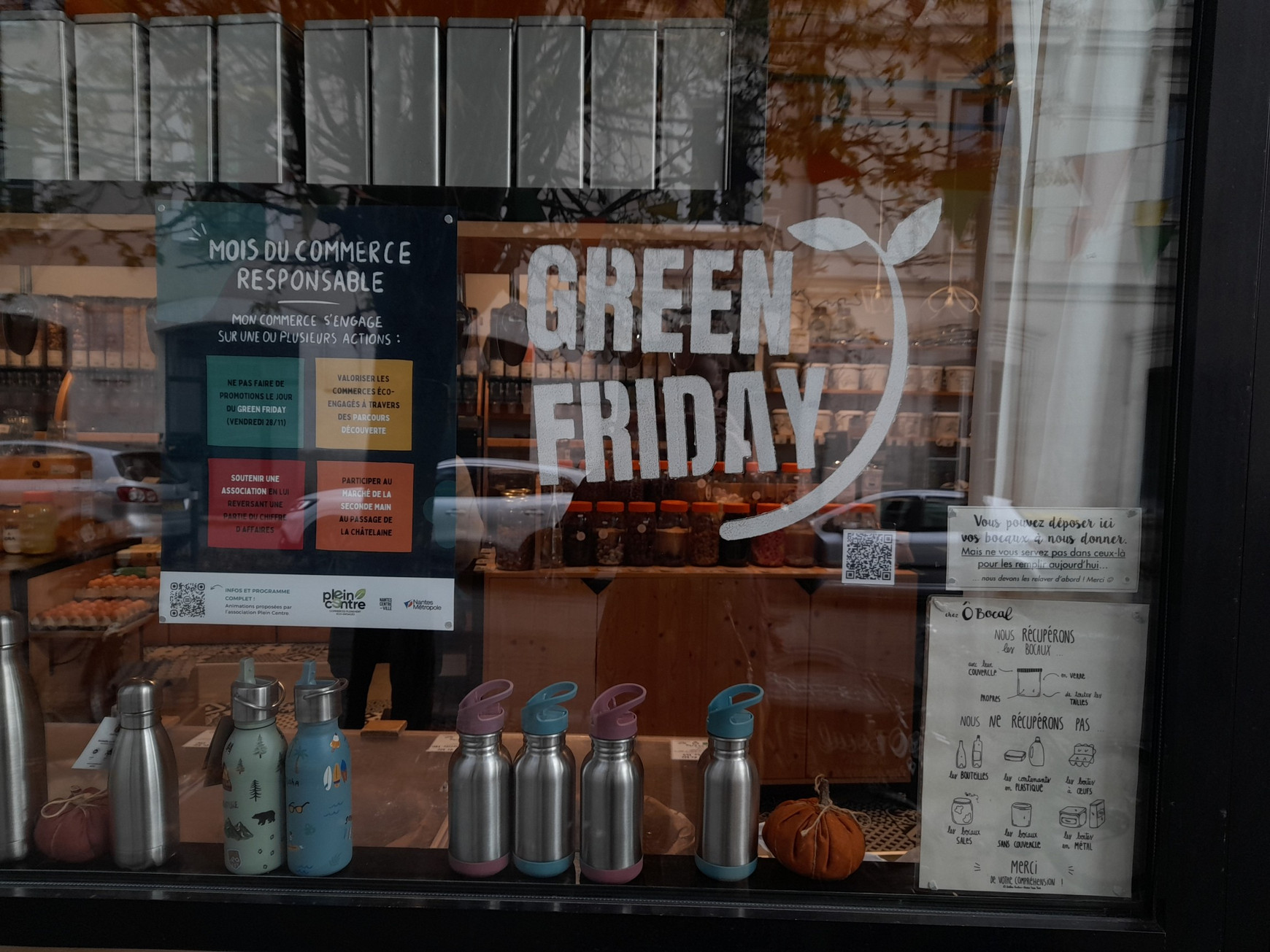 © Claire-Marie Lemasson - Signe Green Friday sur la vitrine d'Ô Bocal à Nantes Green Friday: une initiative de Plein-Centre à Nantes pour une consommation responsable.