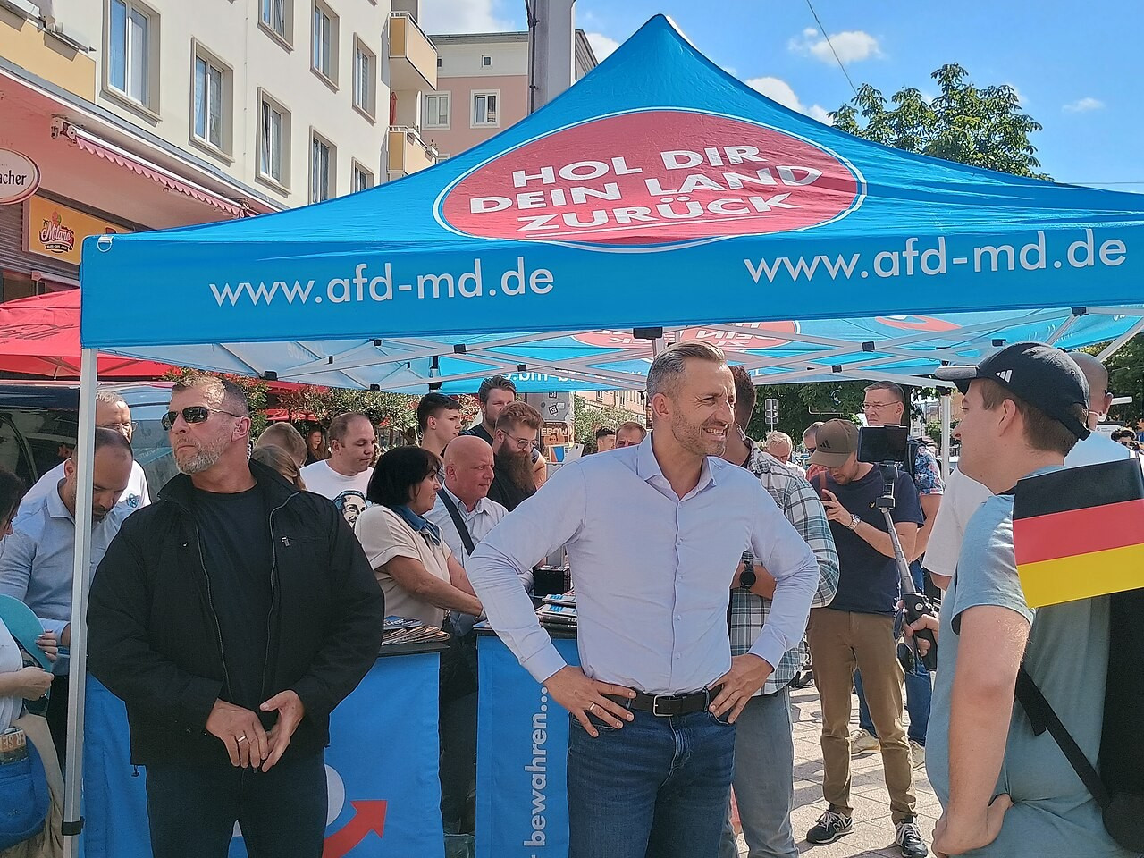 Le candidat principal de l’AfD, Ulrich Siegmund, lors de sa campagne pour les élections parlementaires de 2026. Photo de Roy Zuo sous licence © Creative Commons Attribution-Share Alike 4.0 Séisme à l'Est : l'AfD remporte les élections en Saxe-Anhalt