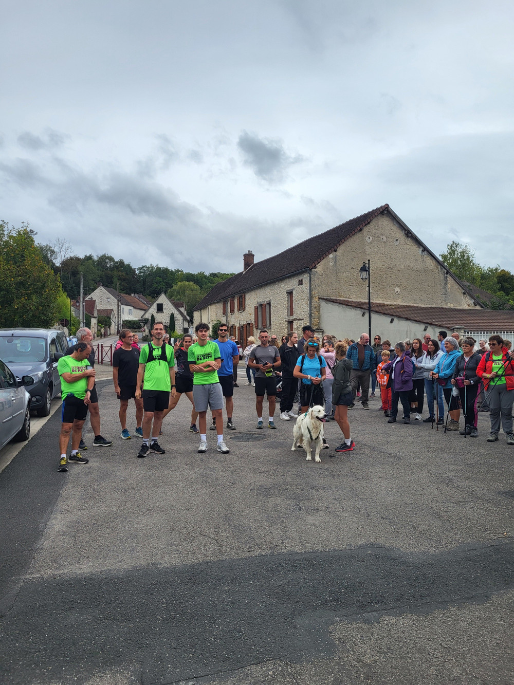 Groupe de marcheurs avec un chien
