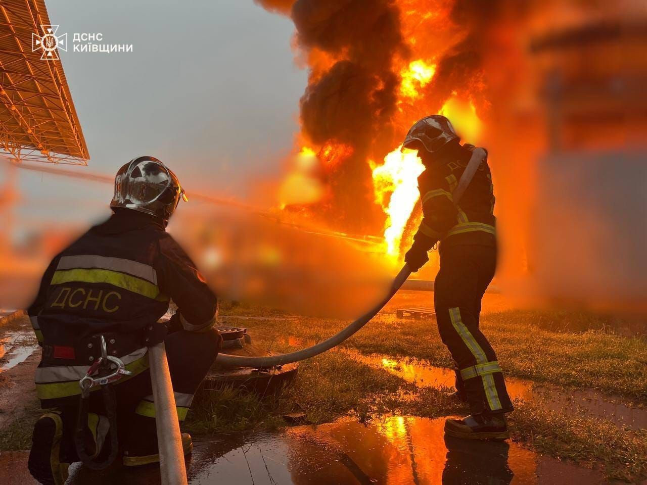 Des pompiers éteignent l’incendie d’une installation industrielle après une attaque russe en juin 2024 (Service d’urgence d’Etat de l'Ukraine, Kyiv) Aujourd'hui en Europe - 29 septembre 2025