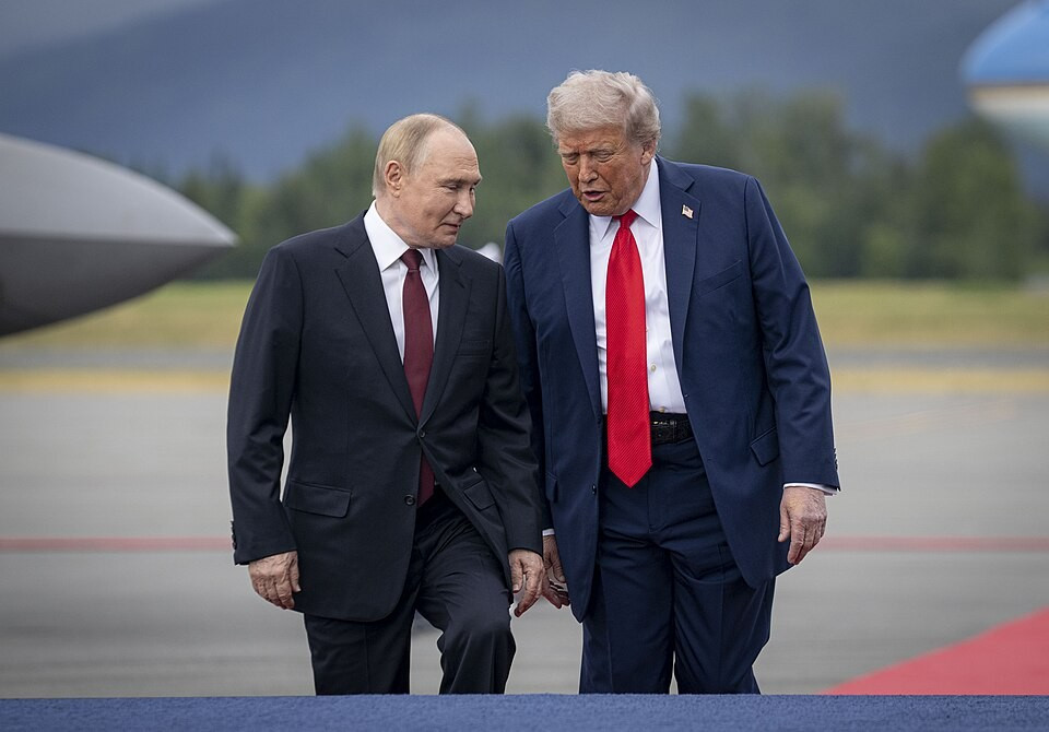 Le président russe Vladimir Poutine et son homologue américain Donald J. Trump à la base interarmées Elmendorf-Richardson d'Anchorage, en Alaska, aux États-Unis, lors du sommet Alaska 2025. Le 15 août 2025. © Benjamin Applebaum via Wikimedia Commons Aujourd'hui en Europe - 12 octobre 2026