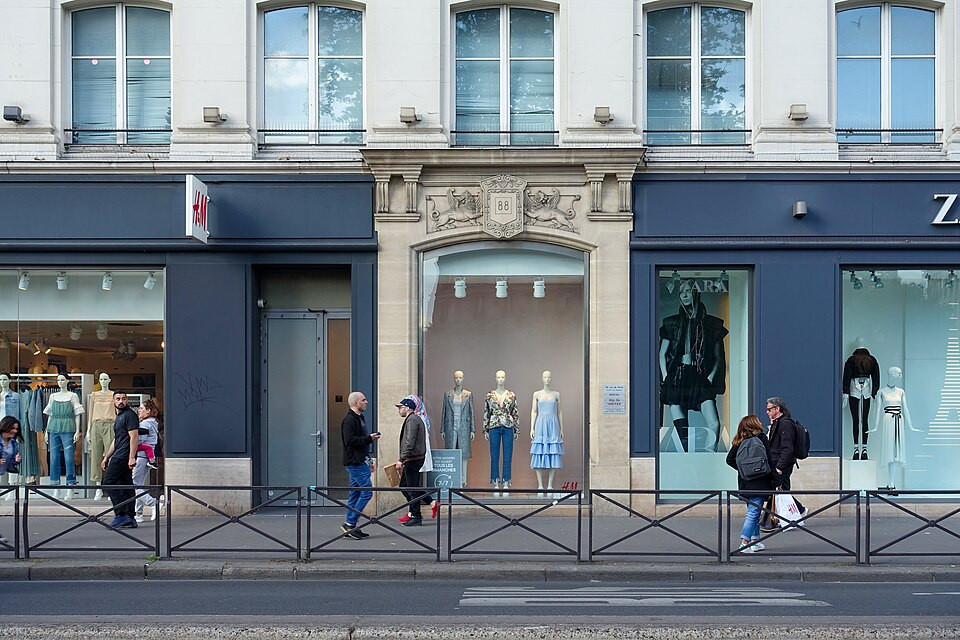 © Wikimedia Commons - Guilhem Vallut (Les enseignes de fast fashion, ou mode éphémère, H&M et Zara situées Rue Rivoli à Paris. En France, 3 milliards de vêtements et de chaussures sont mis sur le marché chaque année.) La fast fashion sur le fil de la législation