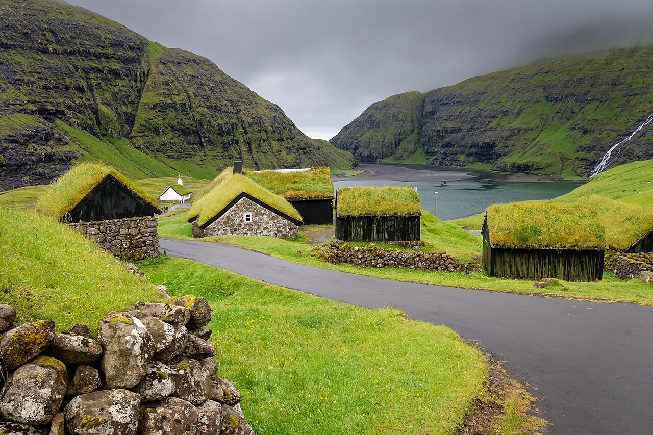 La ferme historique de Dúvugarðar à Saksun, sur l'île de Streymoy, aux Îles Féroé. © Ekrem Canli sous license Creative Commons CC BY-SA 4.0 La Ferme de Duvugardar des îles Féroé