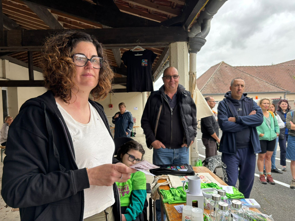 Eléonore tient la boutique de l'AFSR