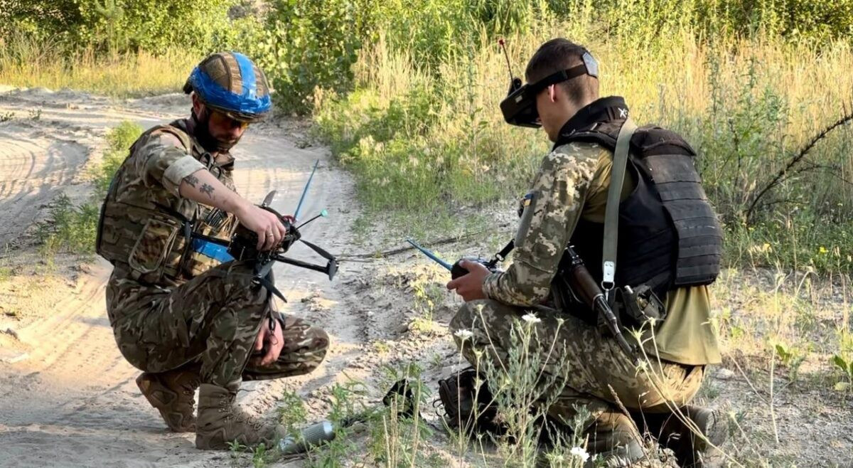 Des soldats ukrainiens manipulent un drone sur le front. © АрміяInform via Wikimedia Commons Aujourd'hui en Europe - 18 mai 2026