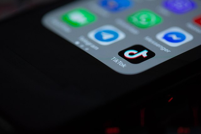© Wikimédia Commons - Solen Feyissa (l'application TikTok sur un téléphone mobile) TikTok Shop : la nouvelle vitrine qui vous veut… du clic