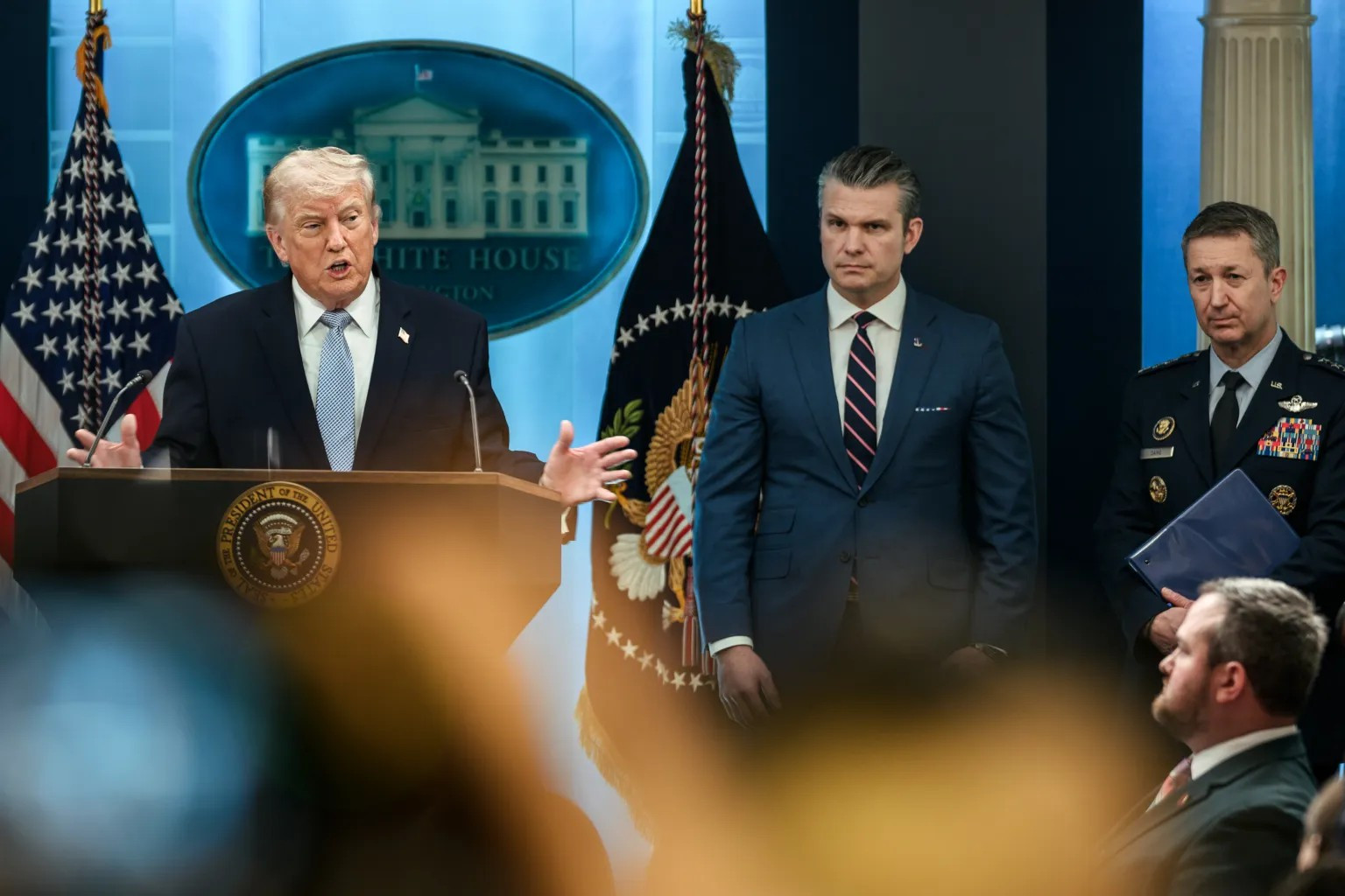 Le président Donald Trump et le secrétaire américain à la Défense Pete Hegseth, lors d’une conférence de presse sur la situation en Iran, Avril 2026. Source : Site officiel de la Maison Blanche. Aujourd'hui en Europe - 20 avril 2026