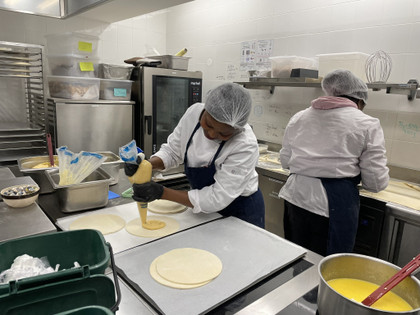 Des salariées en insertion fabriquent une galette des rois "antigaspi"