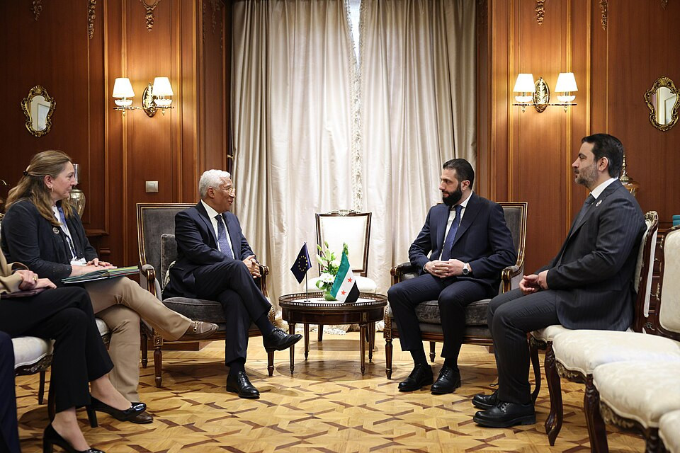 © Wikimedia Commons (Le Président du Conseil européen, Antonio Costa et le président intérimaire syrien Ahmed Al-Shaara et son ministre des Affaires étrangères Assad Al Chabaini  lors d’une rencontre officielle le 3 mars 2025.) Aujourd'hui en Europe - 22 mai
