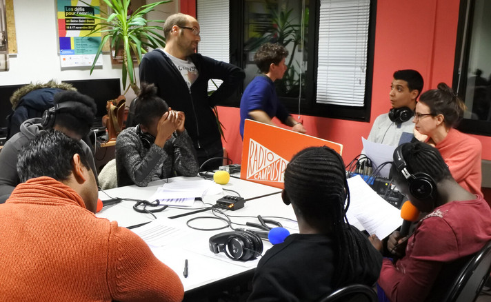 Épisode L'oeil à l'écoute : Radio P9 de l'émission L’œil à l’écoute