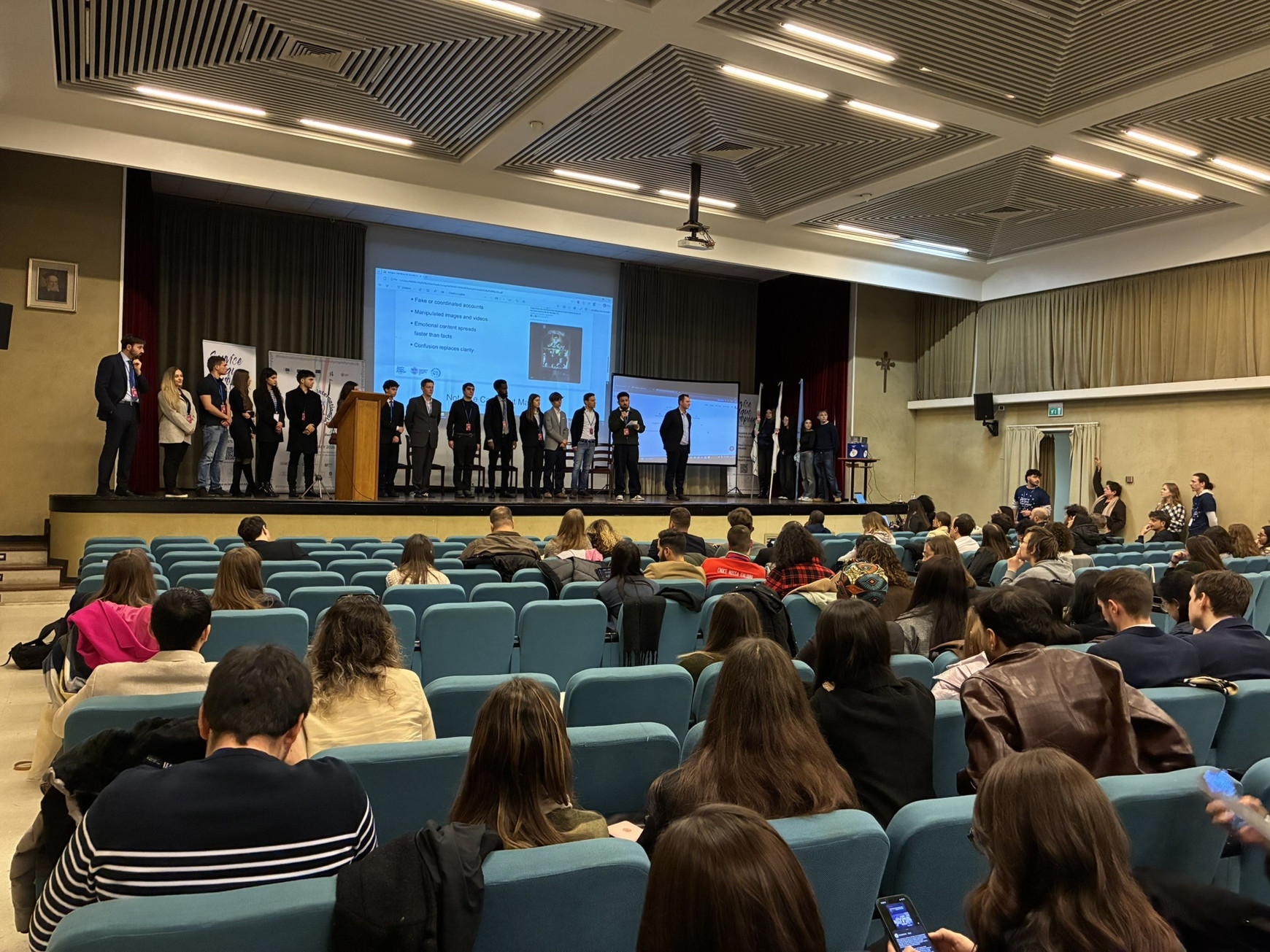 La présentation des dix groupes de travail lors du premier jour du Forum Forum international des jeunes pour la paix à Côme : des projets concrets et une envie de coopération