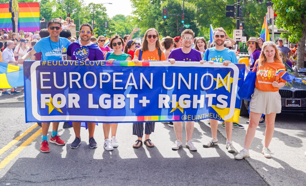 En Europe, un tiers des membres de la communauté LGBTIQ+ a été l'objet de discriminations dans les douze derniers mois (C: Ted Eytan) Stratégie européenne LGBTIQ+ 2026-2030 : la route arc-en-ciel a ses limites