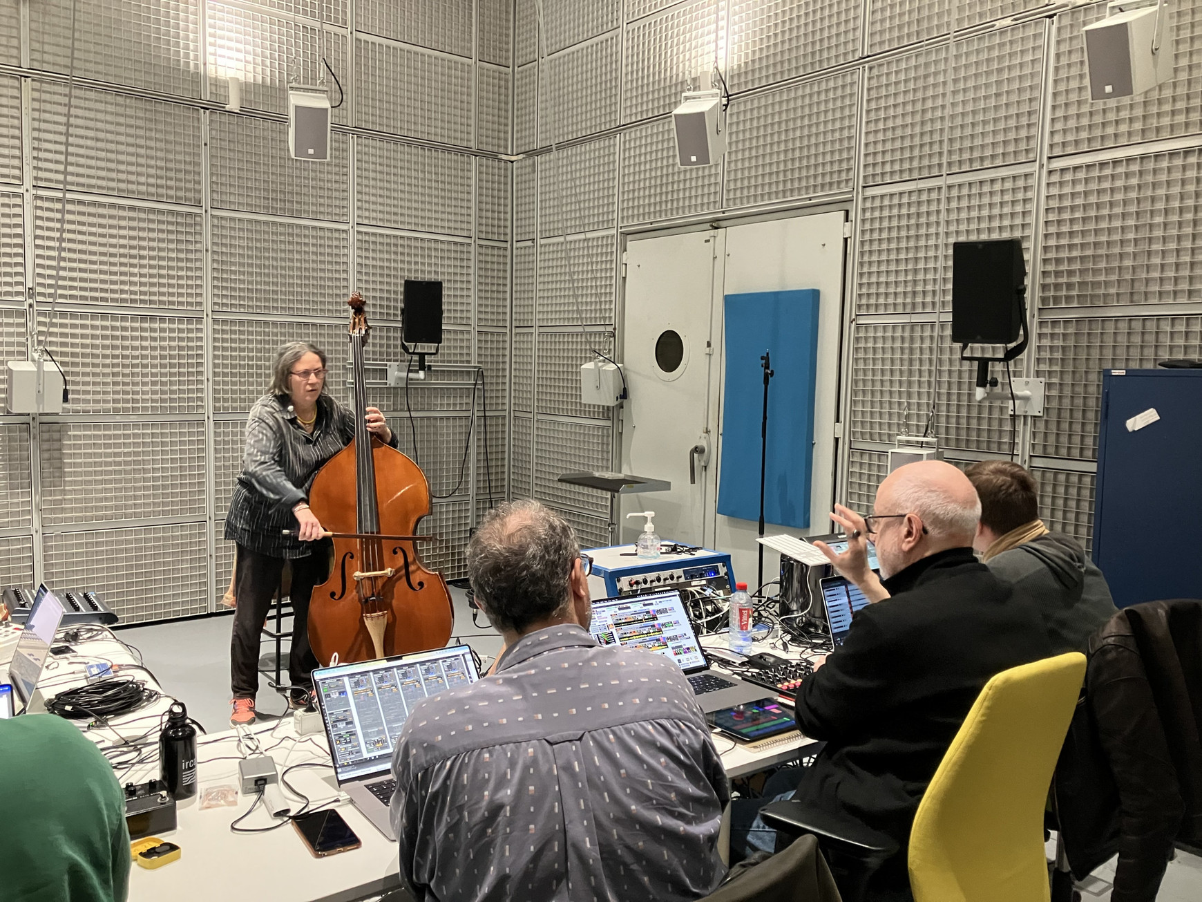 La contrebassiste Joëlle Léandre est en résidence à l'Ircam, dans le cadre du projet REACH.© Lou Surrans Quand musique et intelligence artificielle s'allient