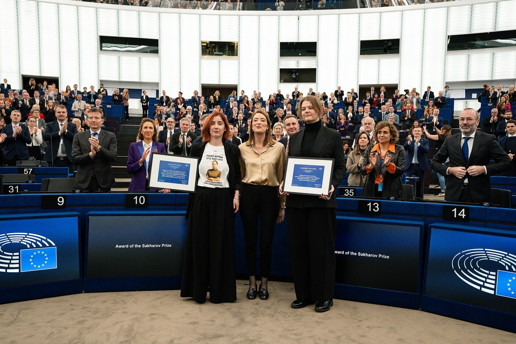 Photo de Roberta Metsola remettant le prix Sakharov 2025 aux représentants des deux journalistes emprisonnés respectivement en Biélorussie et en Géorgie, le 16 décembre 2025 à Strasbourg. CC-BY-4.0: © European Union 2025– Source: EP À la une de la session plénière du 19 au 22 octobre : budget, politique de cohésion, Erasmus +, prix Sakharov...
