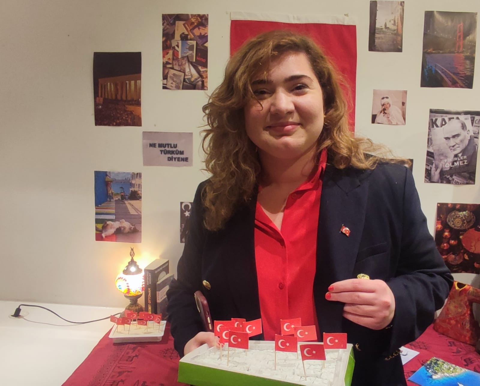 © Cassandre Thomas. Dilara Uraz lors de la soirée d'inauguration de la semaine Euro-méditerranéenne. Bordeaux, mars 2025. La Maison de l'Europe met à l'honneur "l'Euro-Méditerranée"