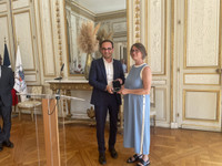 La Consule générale d'Allemagne à Bordeaux décorée par la mairie