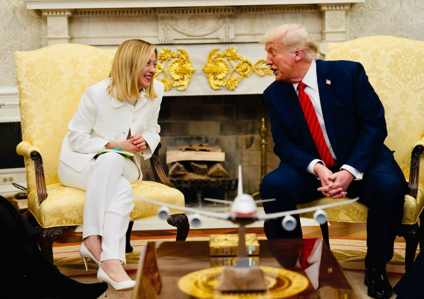 Giorgia Meloni et Donald Trump, Avril 2025. Source : Governement italian, CC BY-SA 3.0 IT, via Wikimedia Commons Aujourd'hui en Europe - 1er avril 2026