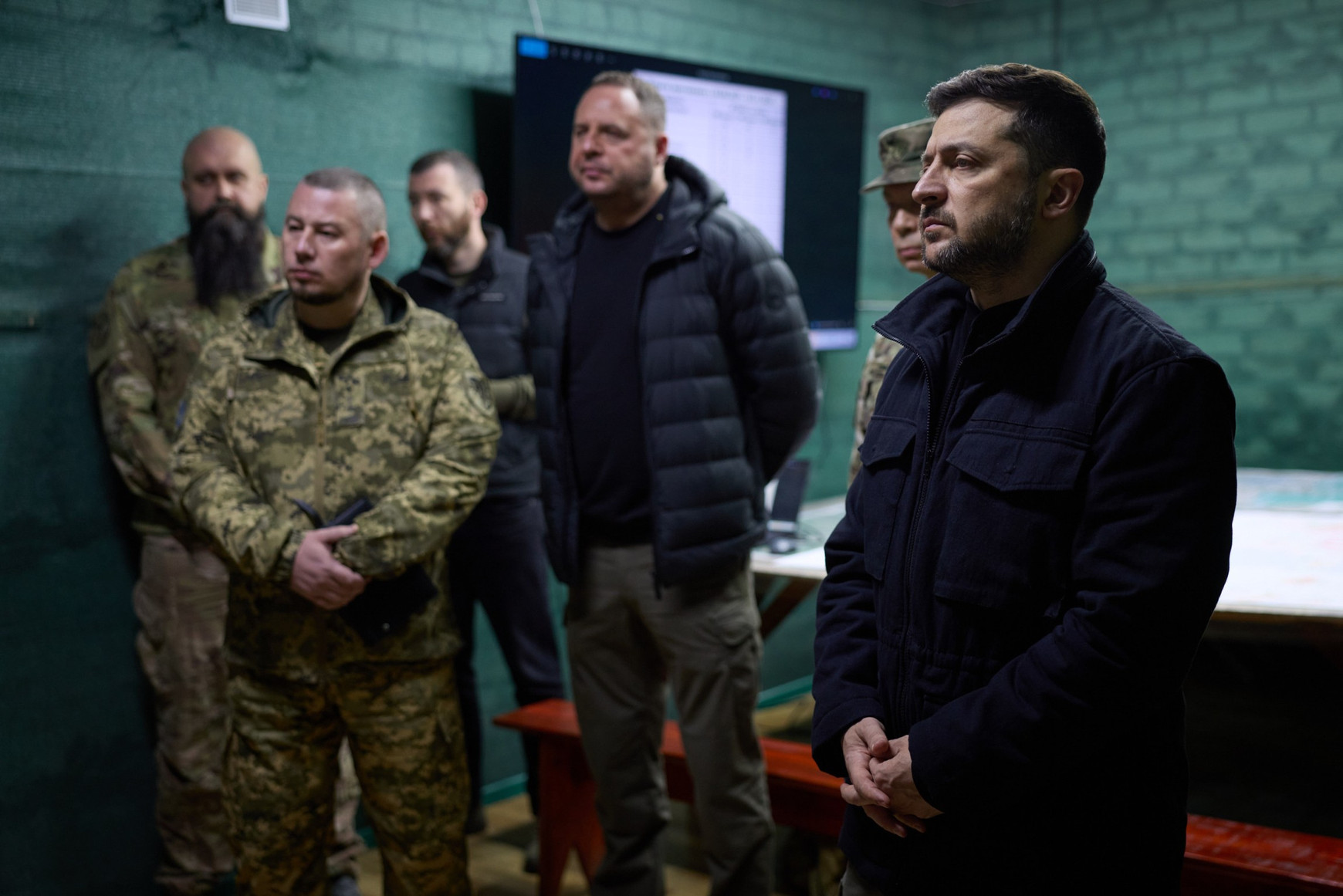 Le président ukrainien Volodymyr Zelensky lors de sa visite dans la région de Donetsk le 4 novembre 2025. Crédits : Site internet de la présidence ukrainienne Avant l’hiver, Moscou tente de faire vaciller l’Ukraine
