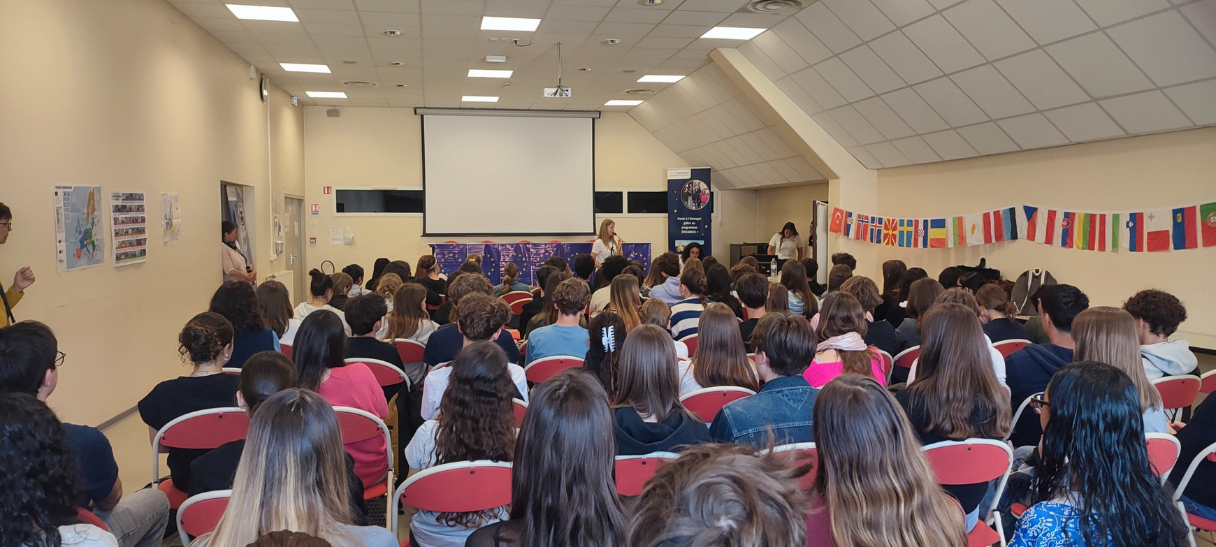 © Cassandre Thomas. Cérémonie de remise des "Europass" au lycée Camille Jullian. Bordeaux, mai 2025. À Bordeaux, des élèves qui profitent d'Erasmus dès le lycée