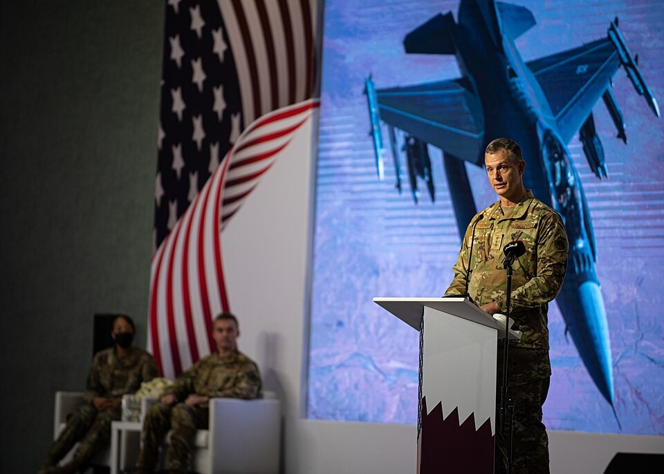 Le général de corps d’armée Alexus G. Grynkewich de l’armée de l’air américaine prononçant un discours commémoratif lors d’une cérémonie de passation de commandement à la base aérienne d’Al Udeid, au Qatar, le 21 juillet 2022. Bons élèves, mauvais élèves