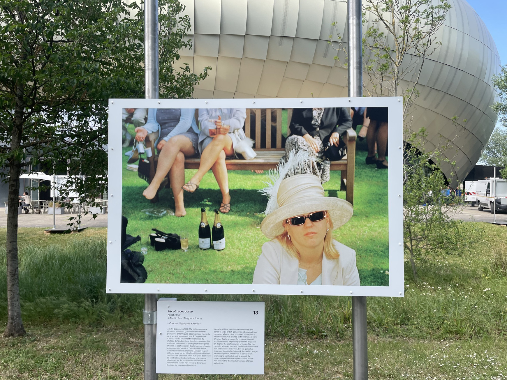 Photo de "Courses hippiques à Ascot" par Martin Parr, Magnum Photos© Camille Buonanno. Dans les jardins de la Cité du Vin de Bordeaux, l'œil de Martin Parr nous raconte l'Angleterre autrement