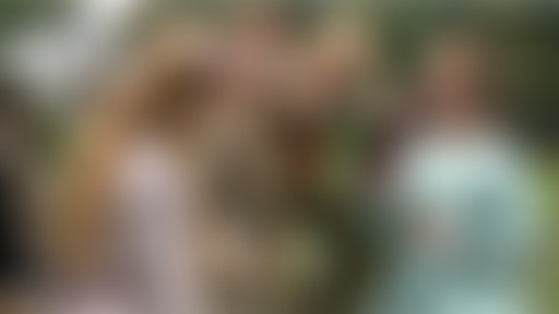 Extérieur Nuit : GRETA, LULU ET LES AUTRES