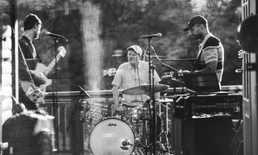 Photo du groupe sur leur bandcamp - DR Lakes & Fires - "Last Dive"