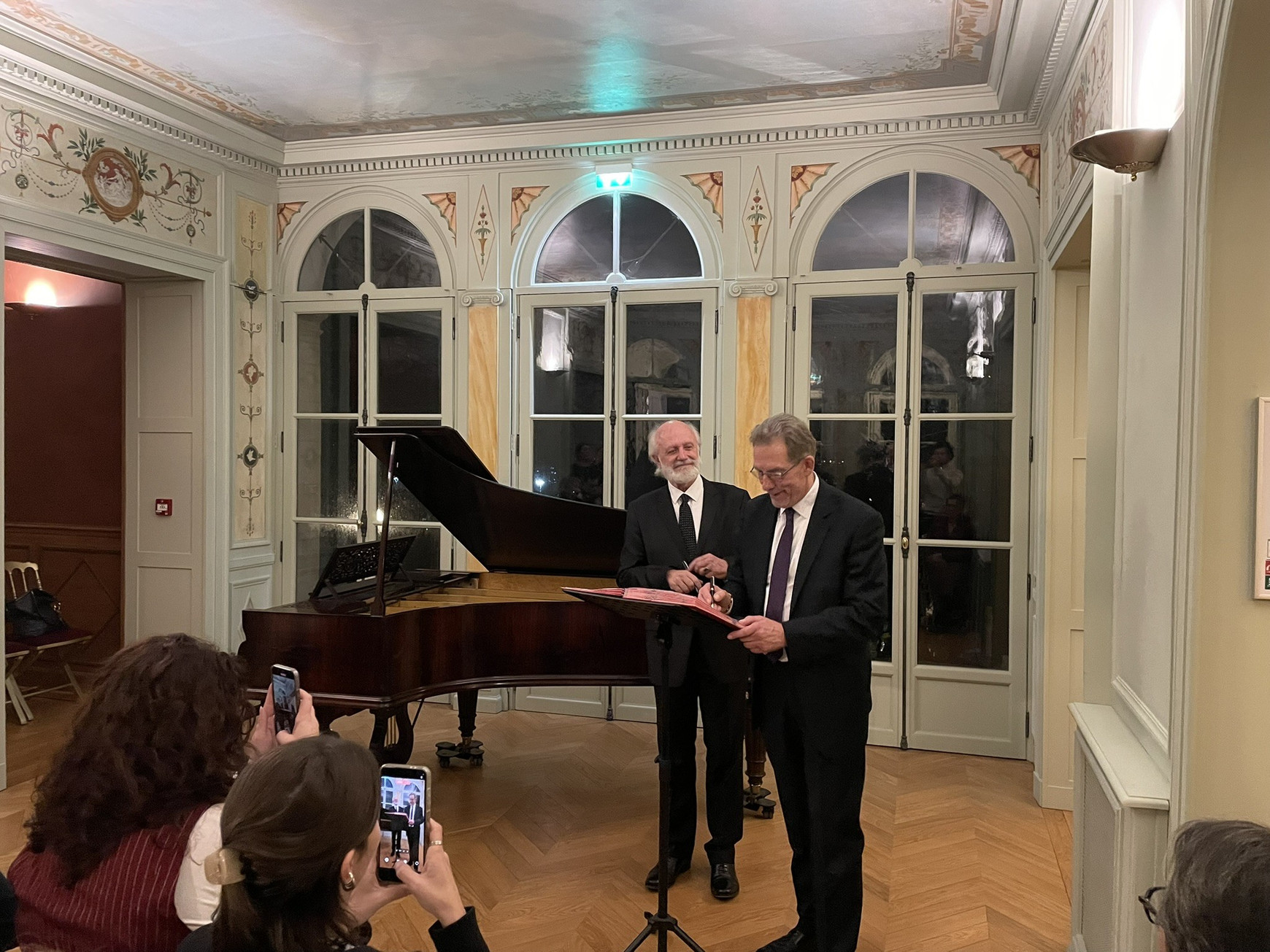 Jorge Chaminé, président du CEM et Luc Wattelle, maire de Bougival, signe la convention d'occupation de la Villa Viardot Le Centre européen de musique investit officiellement la Villa Viardot