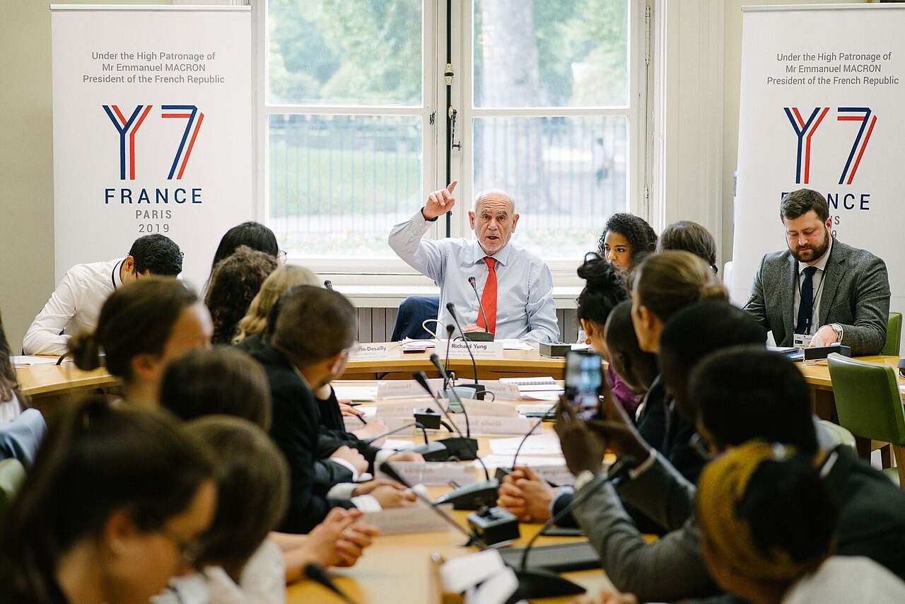 Les jeunes délégués rassemblés autour du Sénateur Yung lors du Y7 à Paris le 2 décembre 2019. Institut Open Diplomacy sous license © Creative Commons CC BY-SA 4.0 Le Y7 : l'enjeu des déséquilibres démographiques