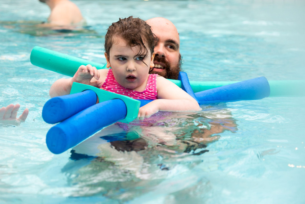 Juliette dans la piscine avec son papa