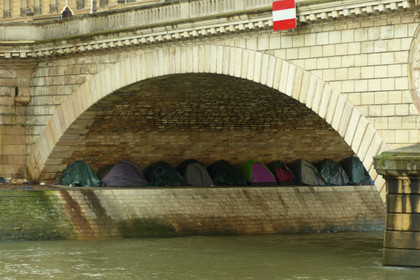 Sans-abrisme à Bruxelles : comprendre les causes d’une crise qui s’intensifie