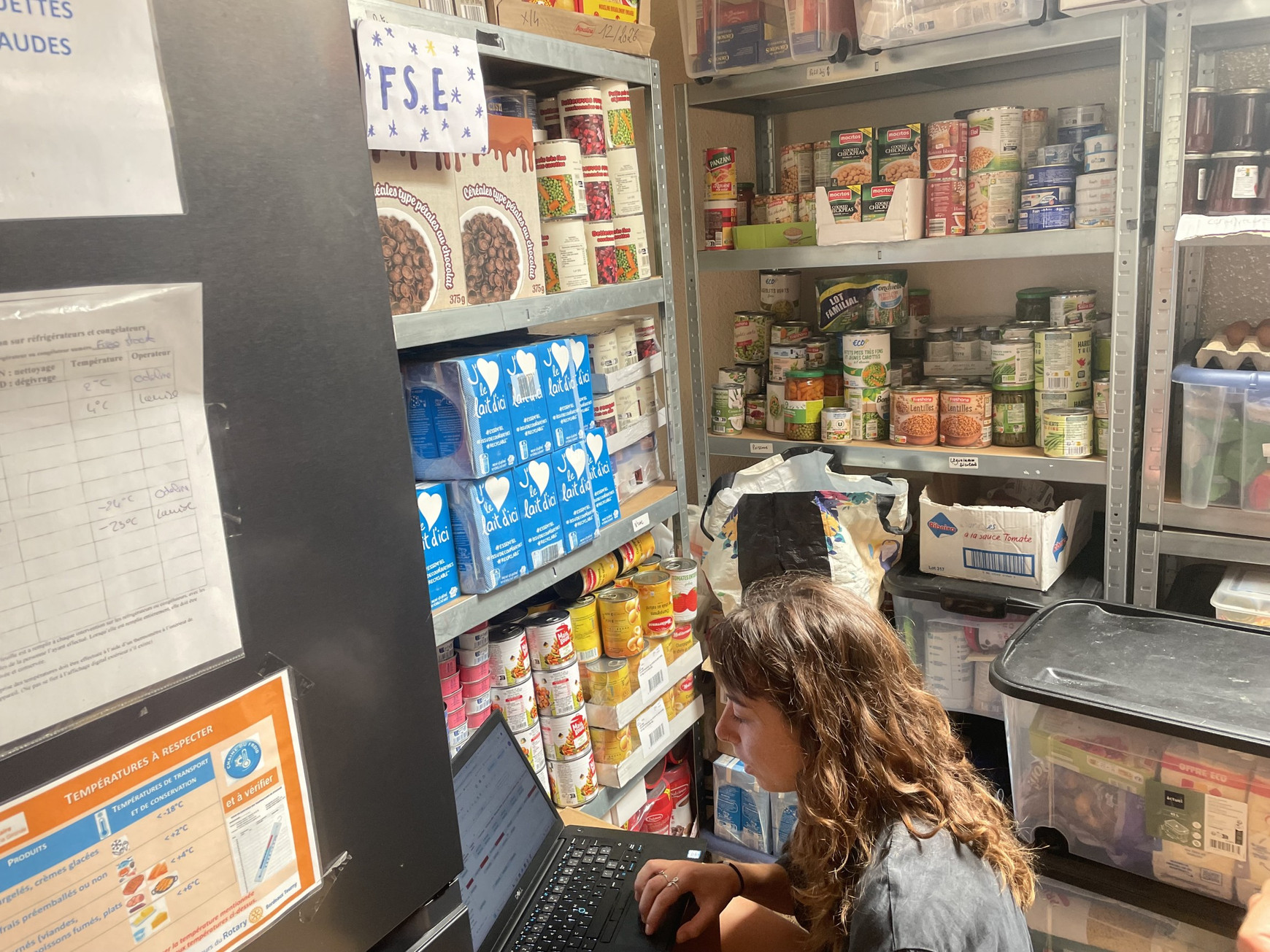 Distribution de produits d'hygiène chez Toutes à l'abri à Bordeaux© Camille Buonanno. Comment venir en aide aux femmes à la rue ou en grande précarité ? L’exemple de toutes à l’abri