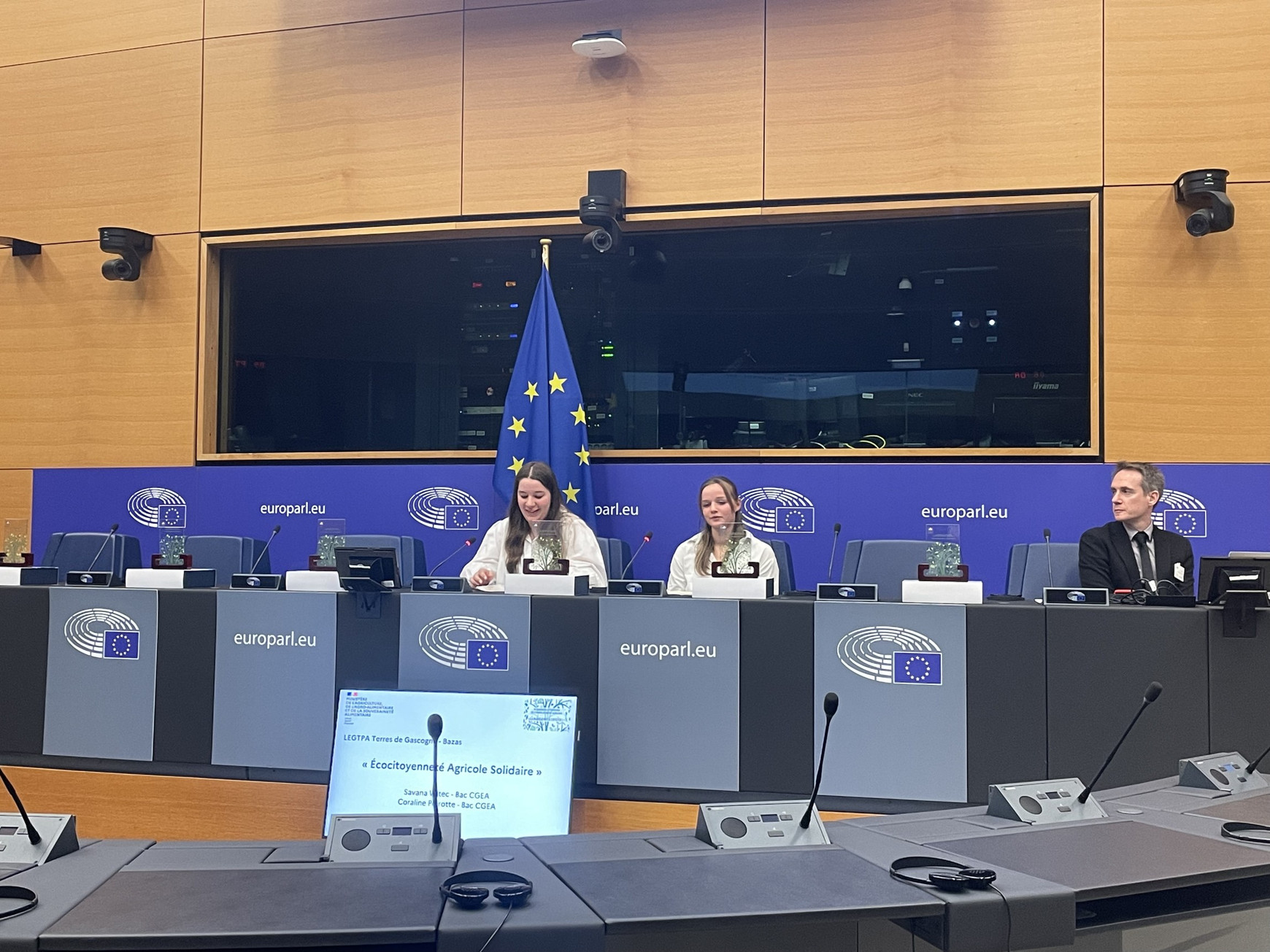 Savannah et Coraline, s, deux élèves de l’établissement LEGTPA Terre de Gascogne en Bac pro CGEA, pendant leur plaidoirie. © Camille Buonanno. Plaidoiries citoyennes : un lycée de Nouvelle-Aquitaine au Parlement européen