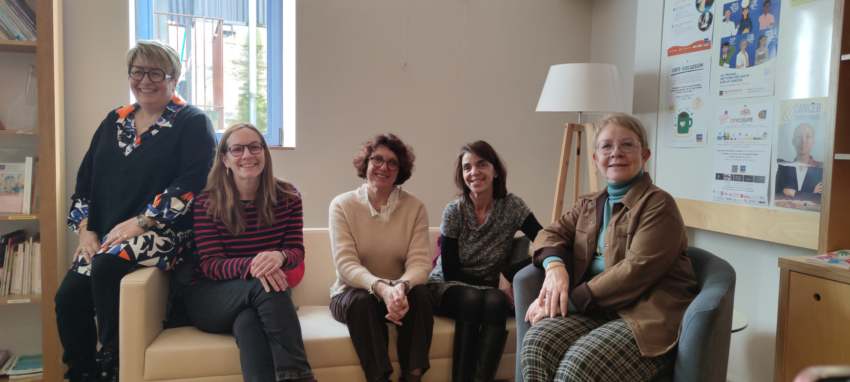 Les membres de la ligue contre le cancer de Loire Atlantique ainsi que les deux chercheuses (assises aux deux extrémités du canapé) © Vincent Le Pape La recherche et son financement, étape clée de la lutte contre le cancer
