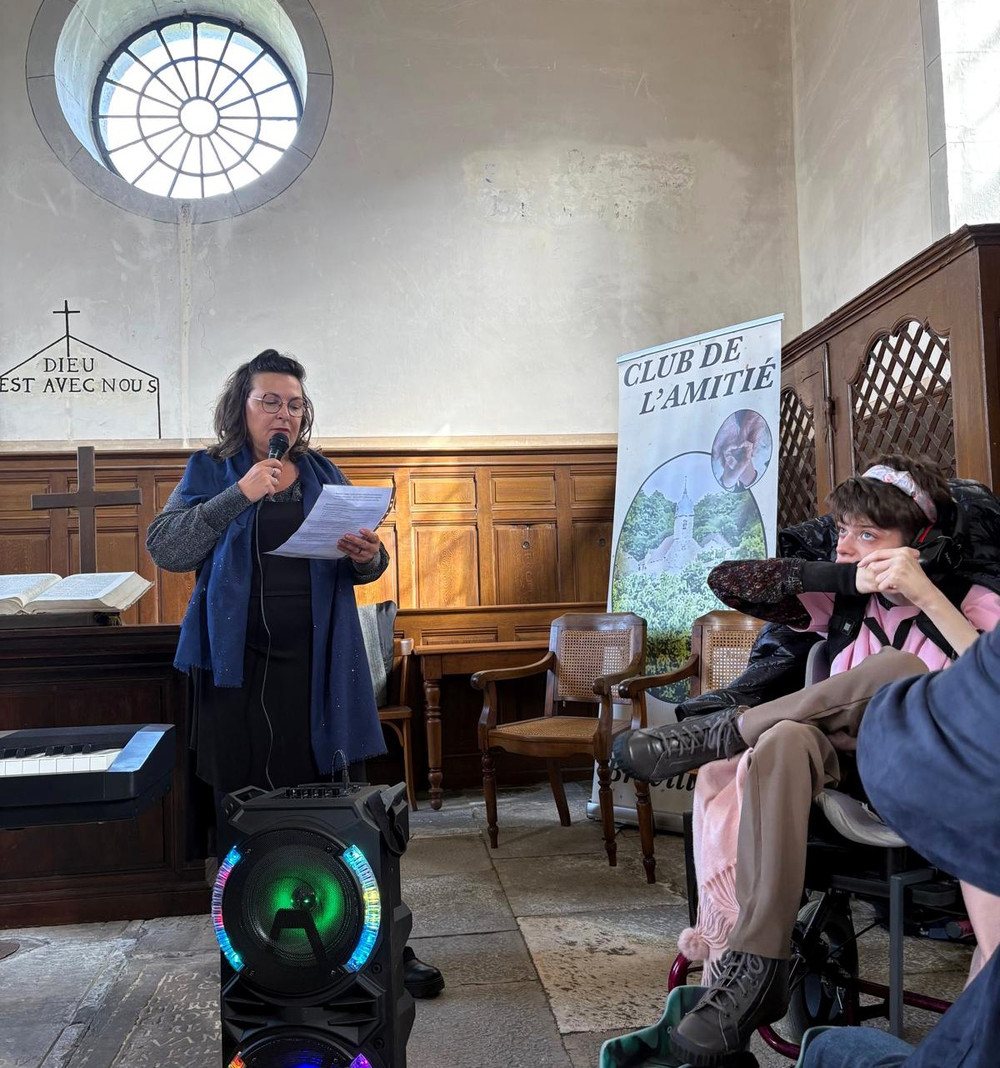 Dame qui parle au micro