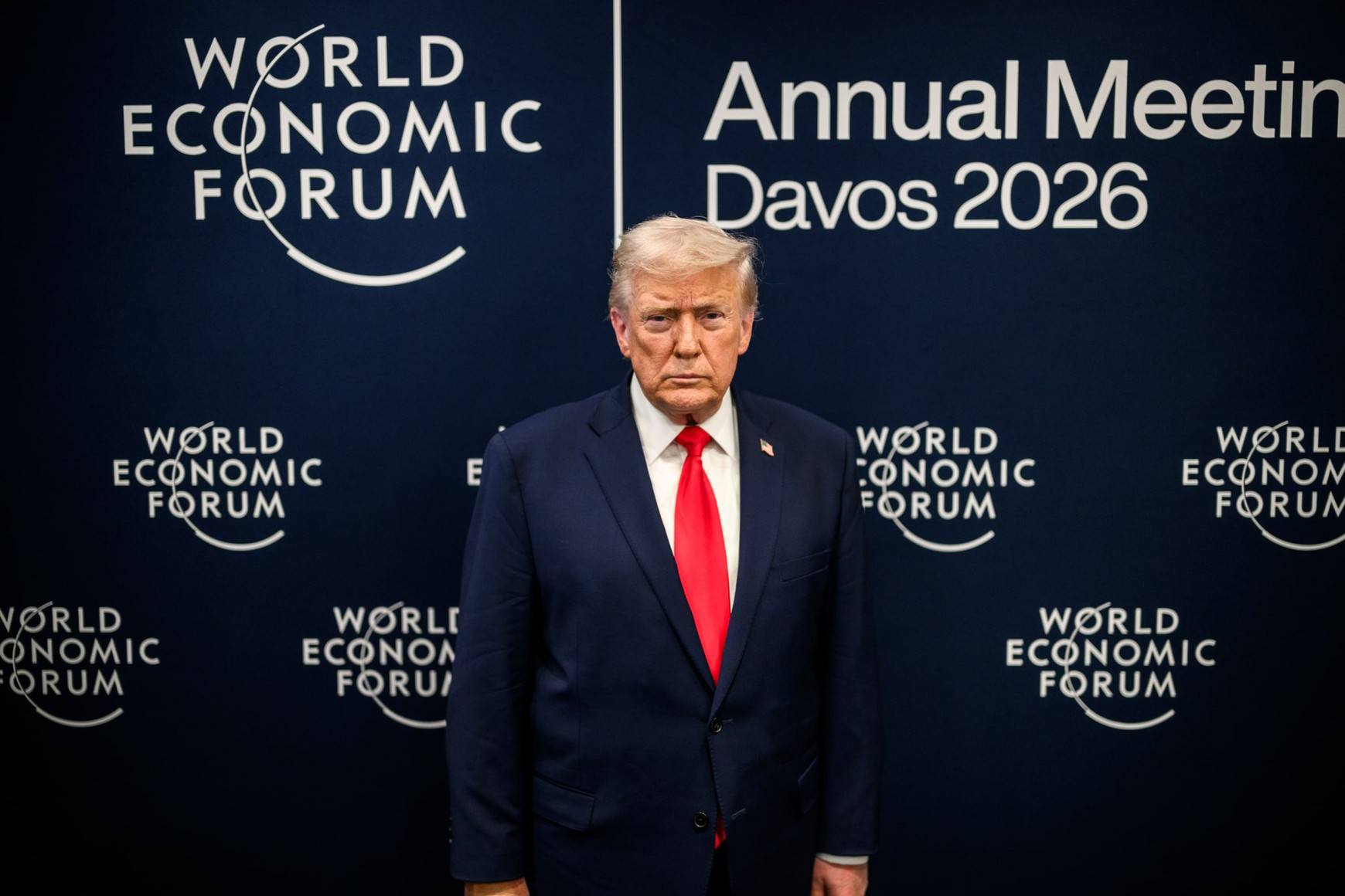 Le président Donald Trump quitte la scène après avoir prononcé un discours au Forum économique mondial en Suisse, le mercredi 21 janvier 2026, au Centre des congrès de Davos. Source : By The White House - Flickr - Wikimedia Commons Groenland : l’Europe fait front face aux ambitions de Trump