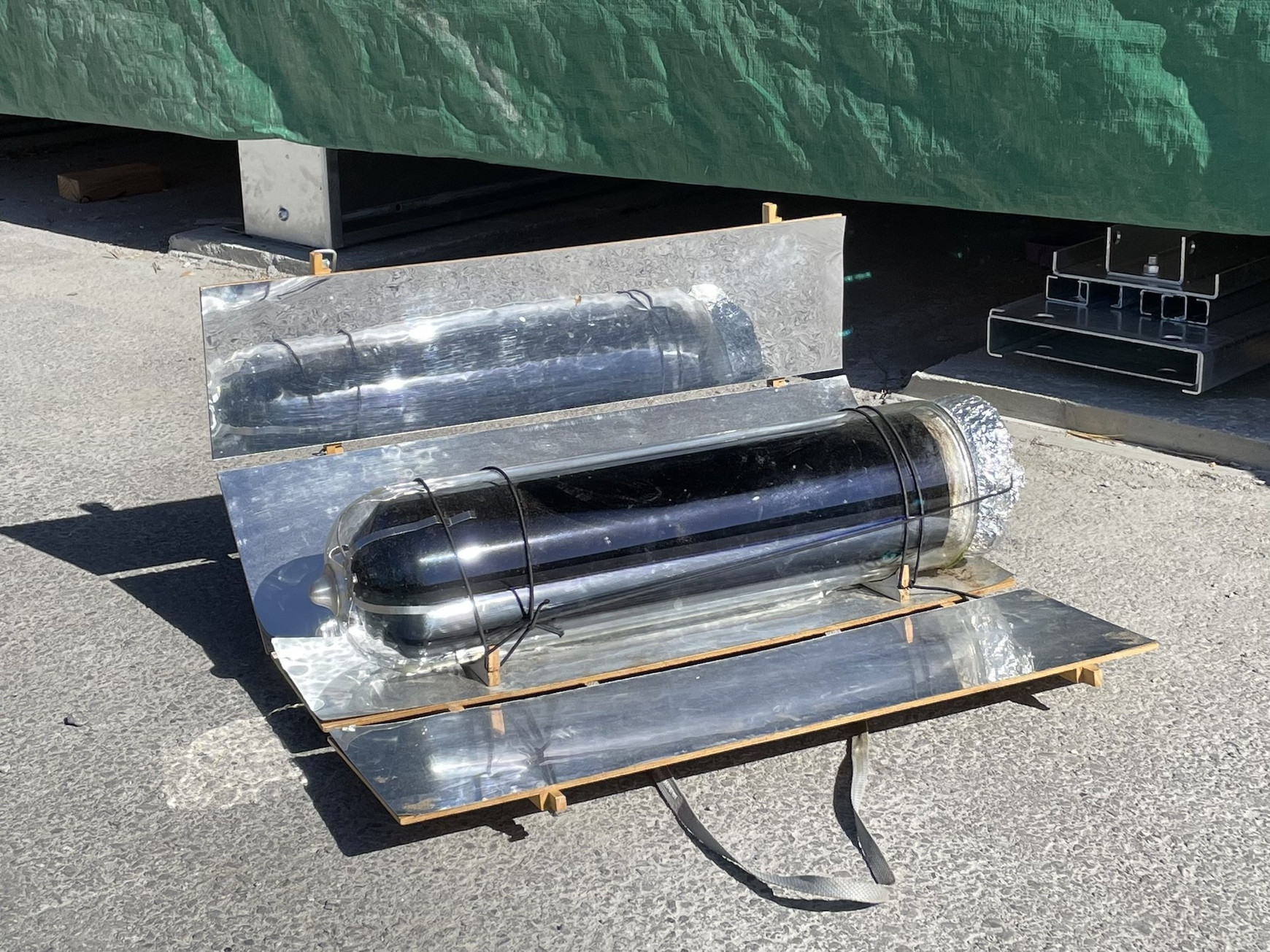 Le tube solaire et son caisson, fabriqué lors des ateliers d’Énergies Collectives. © Marion Paquet Dans les Hautes-Alpes, Energies Collectives aide à réduire sa consommation énergétique - L'Europe vue d'ici #159