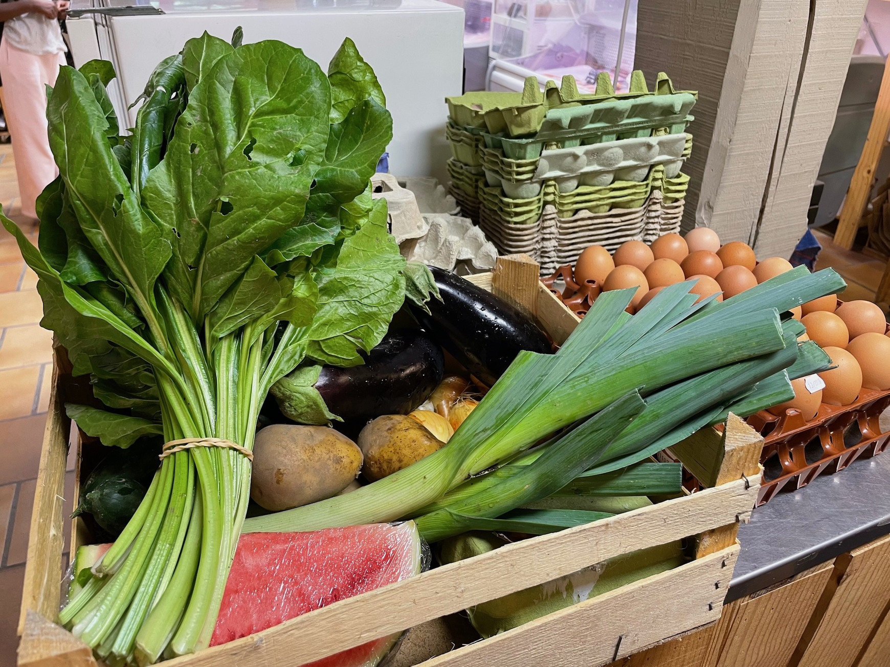 La taille du panier varie en fonction de celle du foyer mais coûte seulement 5€ pour tous. © Marion Paquet Dans les Alpes-Maritimes, des paniers de produits locaux solidaires face à la précarité alimentaire - L'Europe vue d'ici #176