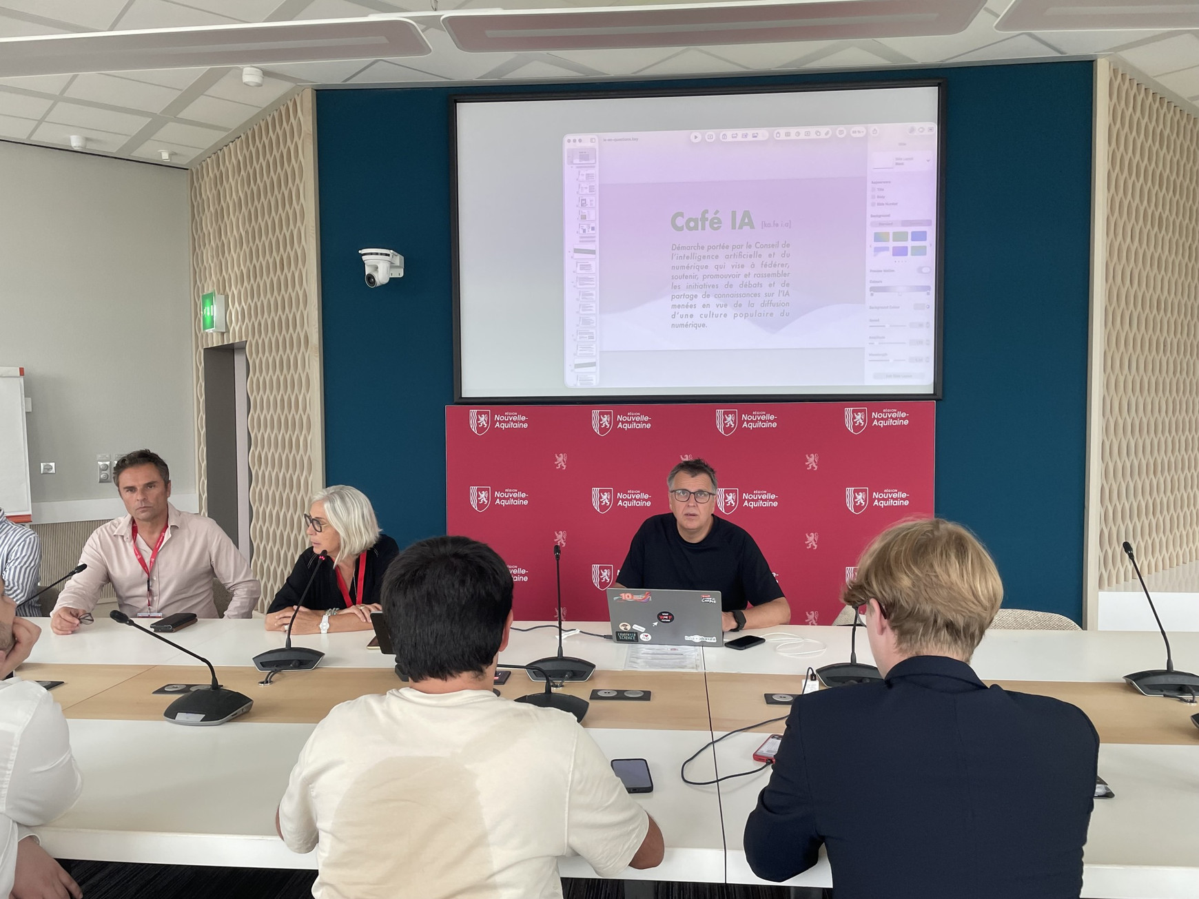 Nicolas Roussel et les membres du CRJ à l'Hôtel de Région lors du café IA © Camille Buonanno Café IA : comment faut-il impliquer les jeunes dans les débats autour de l’IA ?