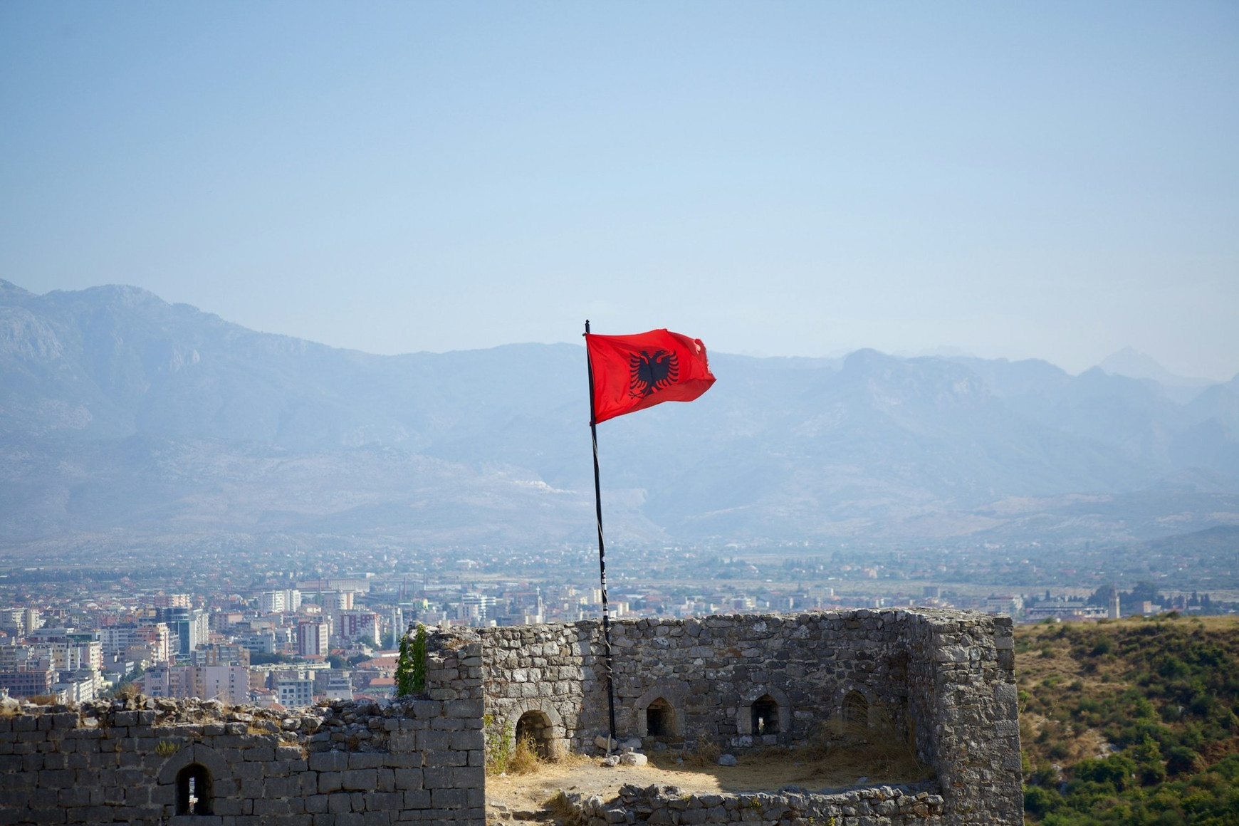 Photo de Andris Gangis sur Unsplash Albanie : une IA "ministre" pour l'élargissement ?